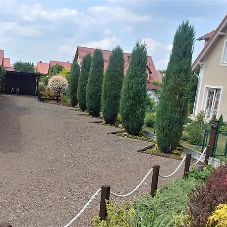Willa AXLA z werandą ogrodem i parkingiem-2